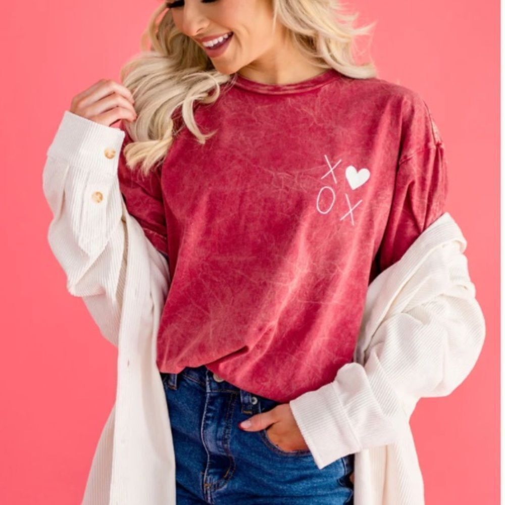PINK DESERT THE XOXO MINERAL WASH GRAPHIC‎ TEE IN CARDINAL RED S NWT IN PKG
